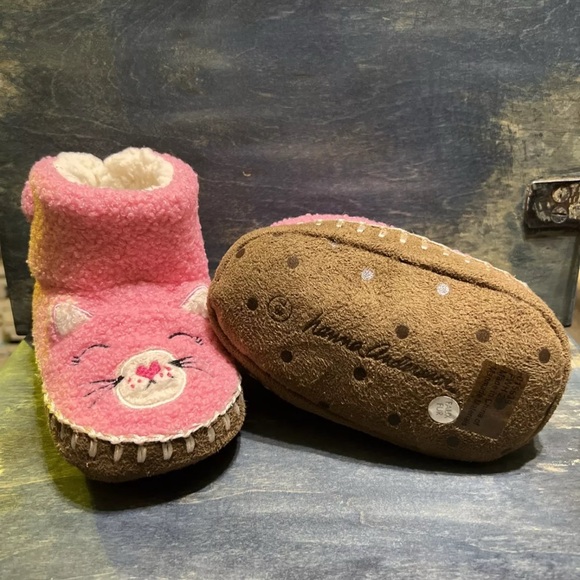 NWOT Hanna Andersson KITTY CAT
FAUX FUR CRITTER SLIPPERS 7-8 - Picture 2 of 3